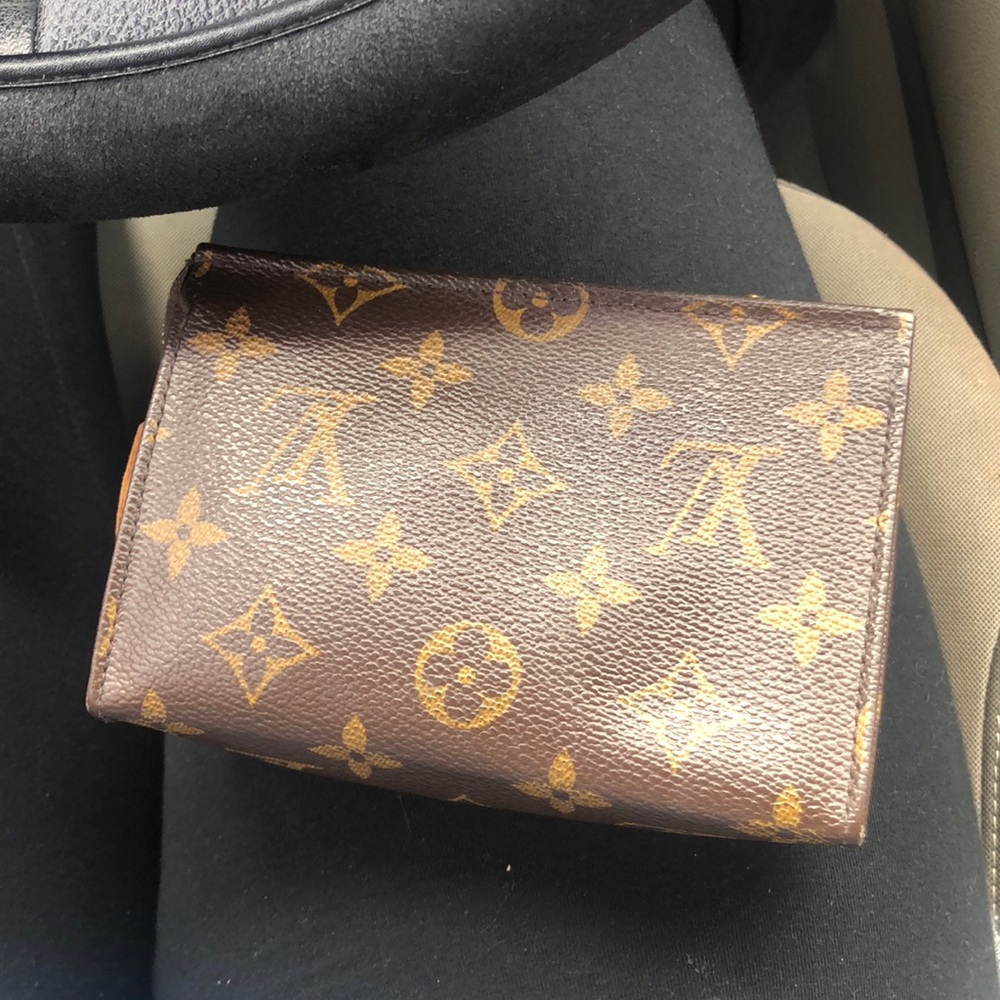 LV toiletry 15
